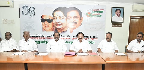 மக்களவைத் தேர்தல் தோல்வி தொடர்பாக அரக்கோணம் மக்களவைத் தொகுதி நிர்வாகிகளுடன் சென்னை ராயப்பேட்டையில் உள்ள அதிமுக தலைமை அலுவலகத்தில் கட்சியின் பொதுச் செயலாளர் பழனிசாமி ஆலோசனை நடத்தினார்.