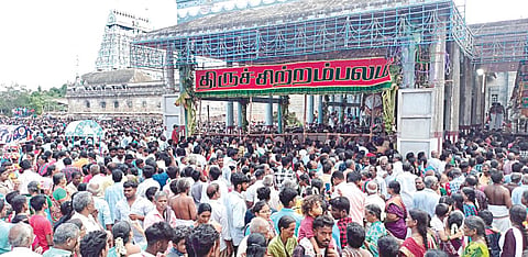 சிதம்பரம் நடராஜர் கோயிலில் நேற்று நடைபெற்ற ஆனித்  திருமஞ்சன தரிசன நிகழ்வில் பங்கேற்ற பக்தர்களில் ஒரு பகுதியினர்.