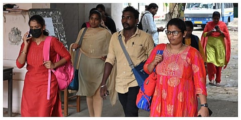 சென்னை திருவல்லிக்கேணி என்கேடி பெண்கள் மேல்நிலைப்பள்ளி மையத்தில் டிஎன்பிஎஸ்சி குருப்-1 முதல்நிலைத் தேர்வெழுதிய மாணவ, மாணவிகள் |  படம். எஸ்.சத்தியசீலன்.  