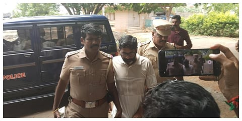 கரூர் நீதிமன்றத்தில்  யூடியூபர் சவுக்கு சங்கர் ஆஜர்படுத்தப்பட்டார்.