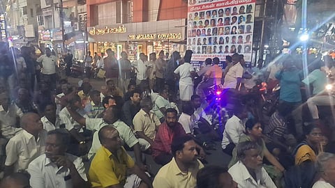 சாலை மறியலில் ஈடுபட்ட நகை வியாபாரிகள்