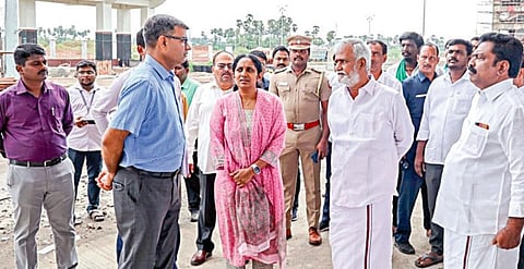 குத்தம்பாக்கத்தில் கட்டப்பட்டு வரும் புதிய பேருந்து முனையத்தின் பணிகள் தொடர்பாக, அமைச்சர் பி.கே.சேகர்பாபு ஆய்வு செய்தார்.