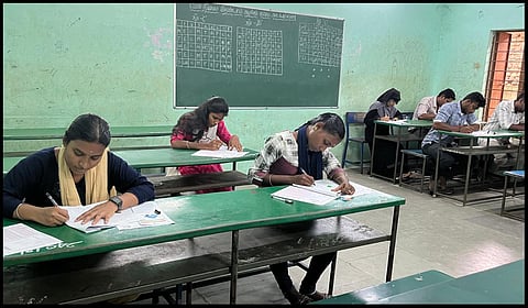 விழுப்புரம் பீமநாயகன் தோப்பு அரசு மேல்நிலைப்பள்ளியில் தேர்வெழுதிய மாணவர்கள்