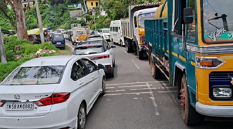 கொடைக்கானலில் சீனிவாசபுரம்- மூஞ்சிக்கல் இடையே போக்குவரத்து நெரிசலால் அரைமணிநேரத்திற்கு மேலாக ஒரே இடத்தில் காத்திருந்த வாகனங்கள்.