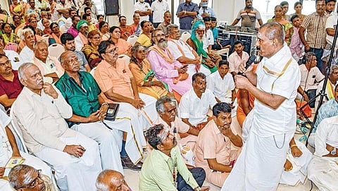 தஞ்சாவூரில் நேற்று நடைபெற்ற ஆன்மிக அமைப்புகள் ஒருங்கிணைப்பு கூட்டத்தில் பேசிய ஓய்வுபெற்ற ஐ.ஜி. பொன் மாணிக்கவேல். உடன், ஒருங்கிணைப்பாளர் சக்திபாபு உள்ளிட்டோர்.படம்: ஆர்.வெங்கடேஷ்