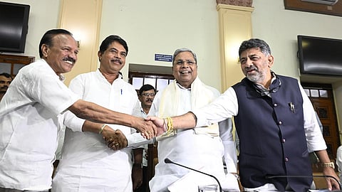 முதல்வர் சித்தராமையா, துணை முதல்வர் டி.கே.சிவகுமார் மற்றும் பாஜகவின் ஆர்.அசோக், டி.வி.சாதானந்தா