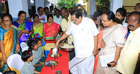 காட்பாடி அடுத்த கிறிஸ்டியான்பேட்டையில் உள்ள புனிய மரிய தெரேசா அரசினர் நிதியுதவி தொடக்கப்பள்ளியில் முதலமைச்சரின் காலை உணவு திட்டத்தை நீர்வளத்துறை அமைச்சர் துரைமுருகன் தொடங்கி வைத்தார். அருகில், மாவட்ட ஆட்சியர் வி.ஆர்.சுப்புலட்சுமி மற்றும் அதிகரிகள் உள்ளனர்.