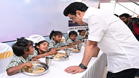 திருவள்ளூர் மாவட்டம் கீழச்சேரி புனித அன்னாள் தொடக்கப் பள்ளியில் நேற்று நடந்த நிகழ்ச்சியில் காலை உணவு விரிவாக்கத் திட்டத்தை தொடங்கி வைத்த முதல்வர் ஸ்டாலின், அங்கு உணவருந்தும் குழந்தைகளிடம் உரையாடினார்.