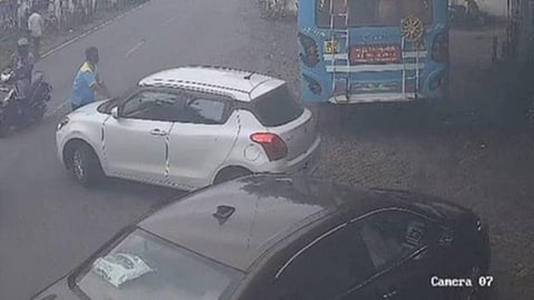 கேரளா: பெட்ரோலுக்கு பணம் கேட்டதால் பங்க் ஊழியரை கார் பானட்டில் இழுத்து சென்ற காவலர்