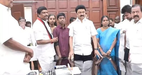 முதல்வர் மு.க.ஸ்டாலின் முன்னிலையில் எம்எல்ஏவாக பதவியேற்றார் அன்னியூர் சிவா