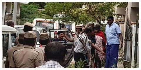 கரூர் திண்ணப்பா நகரில் உள்ள சிபிசிஐடி அலுவலகத்துக்கு விசாரணைக்காக அழைத்து செல்லப்படும் அதிமுக முன்னாள் அமைச்சர் எம்.ஆர்.விஜயபாஸ்கர்