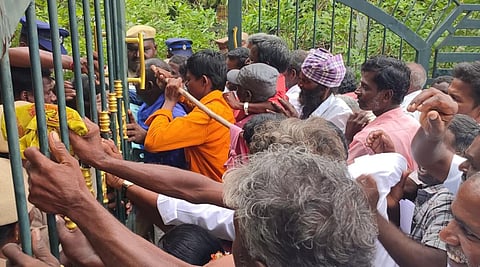 போலீஸ் தடையை மீறி தி.மலை ஆட்சியர் அலுவலகத்தை முற்றுகையிட்ட மாற்றுத் திறனாளிகள்!