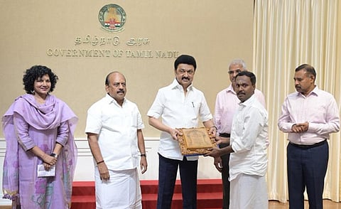 ‘வாழும் கைவினை பொக்கிஷம்’, பூம்புகார் மாநில விருதுகள்: 18 கைவினைஞர்களுக்கு முதல்வர் வழங்கினார்