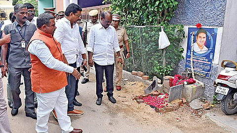 சென்னை, பெரம் பூரில் பகுஜன் சமாஜ் கட்சியின் மாநிலத் தலைவர் ஆம்ஸ்ட்ராங் கொலை செய்யப்பட்ட இடத்தில் தேசிய பட்டியலின ஆணைய உறுப்பினர் வி.ரா மச்சந்தர் நேற்று ஆய்வு செய்தார். 

| படம்: ம.பிரபு |