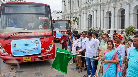மாநகராட்சி பள்ளி மாணவர்களுக்கு கல்வி சுற்றுலா: மேயர் பிரியா வழியனுப்பி வைத்தார்