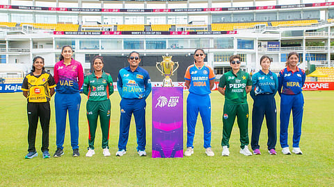 8 அணிகளின் கேப்டன்கள்