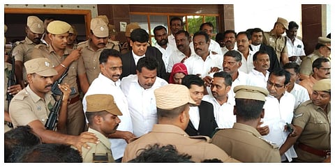 நில மோசடி வழக்கில்  கைது செய்யப்பட்டுள்ள முன்னாள் அமைச்சர் எம்.ஆர்.விஜயபாஸ்கரை போலீஸார் கரூர் நீதிமன்றத்தில் ஆஜர்படுத்தினர்.