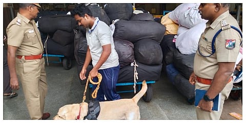 எழும்பூர் ரயில் நிலையத்துக்கு வெடிகுண்டு மிரட்டல் வந்ததையடுத்து, ரயில் நிலைய பார்சல் அலுவலகத்தில் மோப்பநாய் உதவியுடன் சோதனையில் ஈடுபட்ட ரயில்வே போலீஸார்.