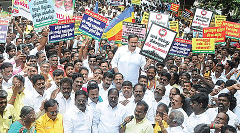 மின் கட்டண உயர்வைக் கண்டித்து பாமக தலைவர் அன்புமணி தலைமையில், சென்னை எழும்பூர், ராஜரத்தினம் விளையாட்டரங்கம் அருகில் நேற்று ஆர்ப்பாட்டம் நடைபெற்றது. இதில் பாமக கவுரவத் தலைவர் ஜி.கே.மணி, வழக்கறிஞர் கே.பாலு உள்ளிட்ட நிர்வாகிகள், தொண்டர்கள் பங்கேற்றனர்.		           
| படம்: ம.பிரபு |