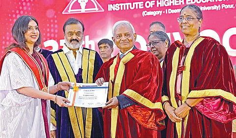 சென்னை போரூர் ராமச்சந்திரா உயர்கல்வி நிறுவனத்தின் 37-வது பட்டமளிப்பு விழாவில் பங்கேற்ற சத்தீஸ்கர் அமிதி பல்கலை. வேந்தர் செல்வமூர்த்தி சிறந்த மாணவர்களுக்கு பட்டம், தங்கப் பதக்கங்களை வழங்கினார். உடன் ராமச்சந்திரா பல்கலை வேந்தர் வி.ஆர்.வெங்கடாசலம், துணைவேந்தர் உமாசேகர் உள்ளிட்டோர்.படம்: ம.பிரபு