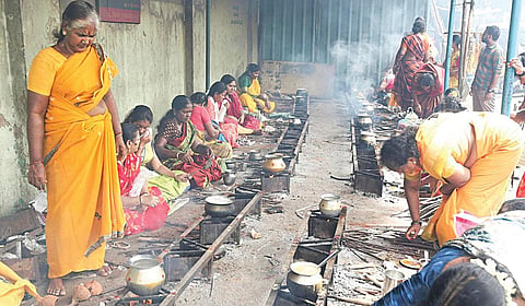 ஆடி மாத முதல் வெள்ளிக்கிழமை தினமான நேற்று சென்னை பாடிகாட் முனீஸ்வரர் கோயிலில் உள்ள அம்மனுக்கு பொங்கல் வைத்து வழிபட்ட பெண் பக்தர்கள்.படம்: ம.பிரபு