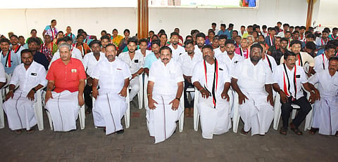 சேலத்தை அடுத்த ஓமலூரில் உள்ள அதிமுக கட்சி அலுவலகத்தில், அதிமுக பொதுச்செயலாளர் பழனிசாமி முன்னிலையில் மாற்றுக் கட்சியினர் பலர், அதிமுக-வில் இணைந்தனர். உடன்  முன்னாள் அமைச்சர் ஓ.எஸ்.மணியன்.