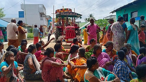 தங்கள் வீதியில் சாமி ஊர்வலம் நடத்தக்கோரி மறியல் போராட்டத்தில் ஈடுபட்ட பெண்கள். 