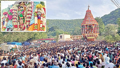 மதுரை அழகர்கோவிலில் நேற்று நடைபெற்ற தேரோட்டத்தின்போது வடம் பிடித்து தேர் இழுத்த பக்தர்கள். (உள்படம்) தேவி, பூதேவி தாயாருடன் தேரில் எழுந்தருளிய சுந்தரராஜ பெருமாள்.படங்கள்: ஜி.மூர்த்தி