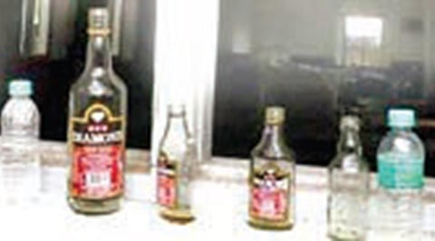 குமரி மாவட்டம் சுங்கான்கடை அரசு தொடக்கப் பள்ளி வகுப்பறையில் மது அருந்திவிட்டு ஜன்னல்களில் குடிமகன்கள் வைத்துச் சென்ற மதுபாட்டில்கள்.