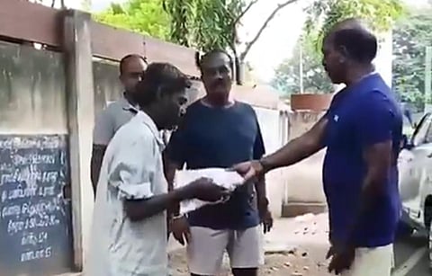 தெருவில் காகிதம் எடுத்து பிழைத்தவருக்கு ரூ.12 ஆயிரத்தில் பணி: அமைச்சர் மா.சுப்பிரமணியன் வழங்கினார்