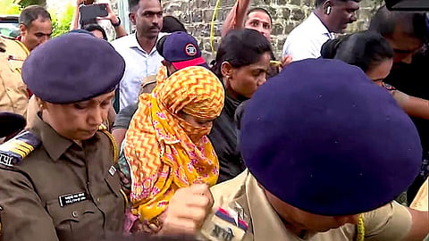 விவசாயிக்கு துப்பாக்கியால் மிரட்டல்: பூஜா கேத்கரின் தாயாருக்கு 14 நாள் நீதிமன்றக் காவல்