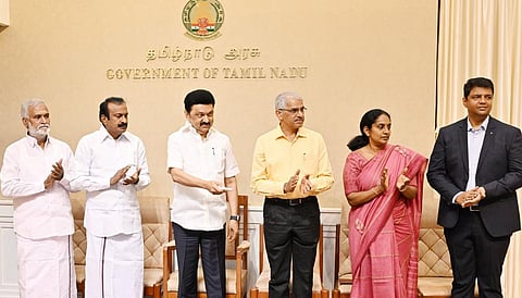 வீடு கட்ட உடனடி கட்டிட அனுமதி வழங்கும் புதிய திட்டத்தை, தலைமைச் செயலகத்தில் முதல்வர் மு.க.ஸ்டாலின் நேற்று தொடங்கி வைத்தார். உடன் அமைச்சர்கள் முத்துசாமி, சேகர்பாபு, தலைமைச் செயலர் சிவ்தாஸ் மீனா,  வீட்டுவசதி துறை செயலர் காகர்லா உஷா, நகர் ஊரமைப்பு இயக்குநர் பா.கணேசன் ஆகியோர்.