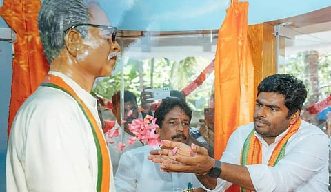 நாகர்கோவில் அருகே கீழகருப்புக்கோட்டில் முன்னாள் பாஜக எம்எல்ஏ வேலாயுதன் மணிமண்டபத்தை திறந்து வைத்து அவரது சிலைக்கு பாஜக மாநில தலைவர் அண்ணாமலை மலர்தூவி மரியாதை செலுத்தினார்.