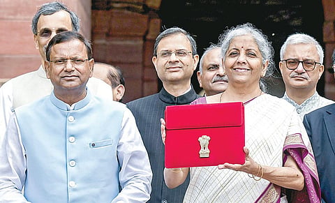 மக்களவையில் 2024-25-ம் ஆண்டுக்கான பட்ஜெட்டை மத்திய நிதி அமைச்சர் நிர்மலா சீதாராமன் நேற்று தாக்கல் செய்தார். முன்னதாக, பட்ஜெட் உரை அடங்கிய ‘டேப்லட்டை’  செய்தியாளர்களிடம் காண்பித்தார். உடன் நிதித் துறை இணை அமைச்சர் பங்கஜ் சவுத்ரி மற்றும் துறை அதிகாரிகள்.