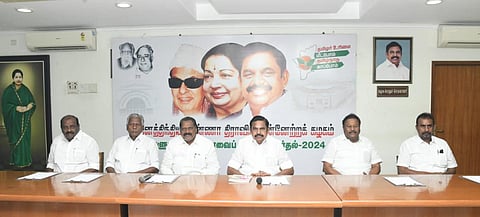 மக்களவைத் தேர்தல் தோல்வி தொடர்பாக தேனி மக்களவைத் தொகுதி நிர்வாகிகளுடன் சென்னை ராயப்பேட்டையில் உள்ள அதிமுக தலைமை அலுவலகத்தில் கட்சியின் பொதுச் செயலாளர் பழனிச்சாமி ஆலோசனை நடத்தினார்.