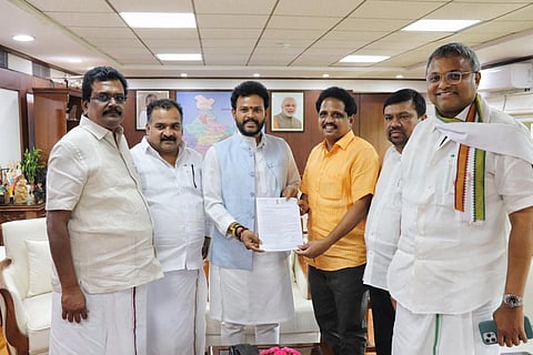 மத்திய அமைச்சர் உடன் தமிழக எம்பிக்கள்.