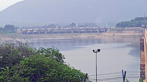 மேட்டூர் அணையின் நீர்மட்டம் 87.72 அடியை எட்டி, கடல்போல காட்சியளிக்கிறது.