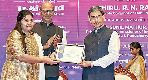 வருமான வரி தின விழா நிகழ்ச்சியில் அதிகளவு வரி செலுத்தியவர்களுக்கு ஆளுநர் ஆர்.என்.ரவி சான்றிதழ் வழங்கி கவுரவித்தார். படம்: ம.பிரபு