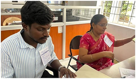 சிவகாசி மாநகராட்சியில் கோரிக்கை அட்டை அணிந்து பணியாற்றும் ஊழியர்கள்