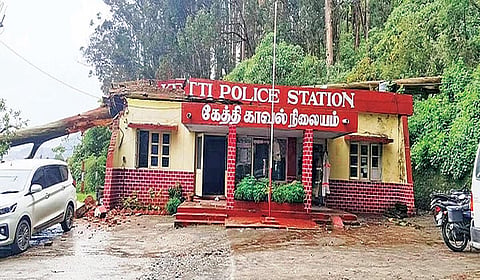 கேத்தி காவல் நிலையம் மீது ராட்சத மரம் விழுந்தது.