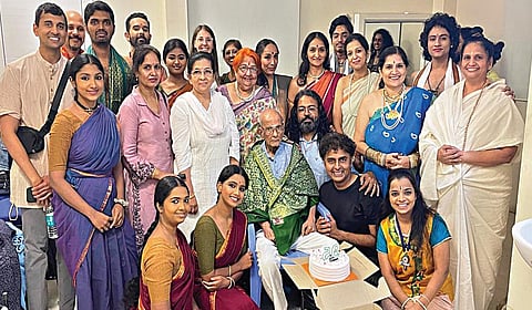 எழுத்தாளர் இந்திரா பார்த்தசாரதியுடன் ‘ஷ்ரத்தா’ நாடக குழுவினர்.