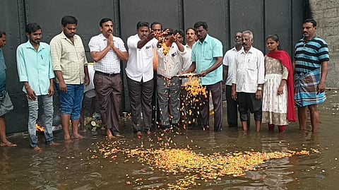 பூக்களை தூவி காவிரி நீரை வரவேற்ற நீர்வளத்துறை அதிகாரிகள்.