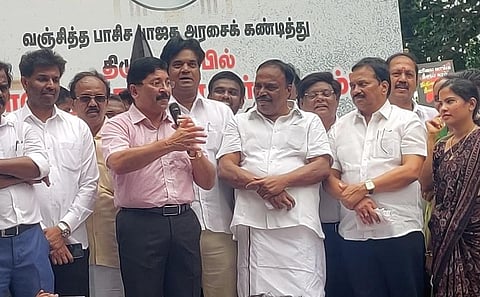 திமுக சார்பில் சென்னை மாவட்ட ஆட்சியர் அலுவலகம் அருகில்  நடைபெற்ற ஆர்ப்பாட்டத்தில் முன்னாள் மத்திய அமைச்சர் தயாநிதி மாறன் உரையாற்றினர். 