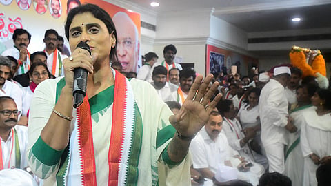 முன்னாள் முதல்வர் ஜெகன் போராட்டத்துக்கு ஏன் ஆதரவு தெரிவிக்க வேண்டும்? - ஷர்மிளா கேள்வி