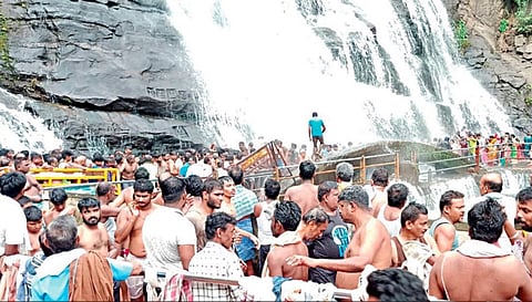 குற்றாலம் பிரதான அருவியில் நேற்று சுற்றுலாப் பயணிகள் கூட்டம் அலைமோதியது.