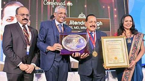 மத்திய இணையமைச்சர் டாக்டர் ஜிதேந்திர சிங்குக்கு வாழ்நாள் சாதனையாளர் விருது - சென்னையில் வழங்கப்பட்டது