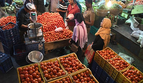 கோயம்பேடு சந்தையில் தக்காளி கிலோ ரூ.34 ஆக குறைந்தது