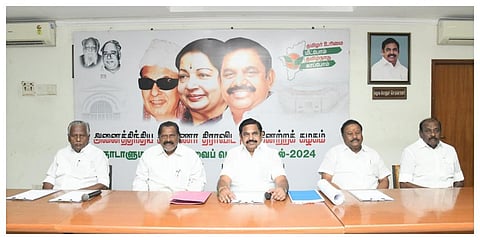 அதிமுக பொதுச் செயலாளர் எடப்பாடி பழனிசாமி மக்களவைத் தேர்தல் தோல்வி குறித்து திண்டுக்கல் தொகுதி நிர்வாகிகளுடன்
ஆலோசனை நடத்தினார்.