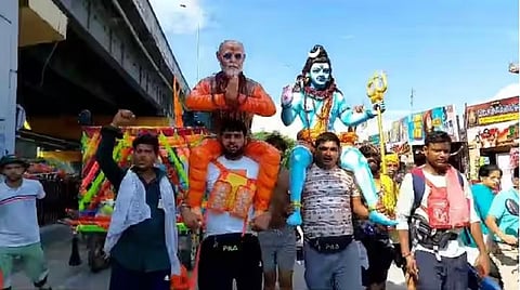 சிவனுடன் சேர்த்து பிரதமர் மோடி சிலையையும் தூக்கிய காவடிகள்: டெல்லி சென்று நேரில் ஆசி பெற விருப்பம்