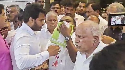 செய்தியாளர் சந்திப்பின் போது குமாரசாமியின் மூக்கில் இருந்து ரத்தம் வடிந்தது
